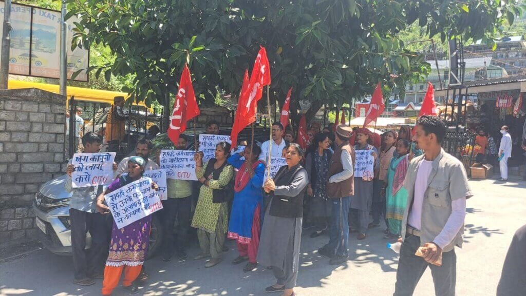 Rampur Bushahr: खनेरी अस्पताल में सफाई कर्मचारियों से अतिरिक्त काम करवाने का विरोध