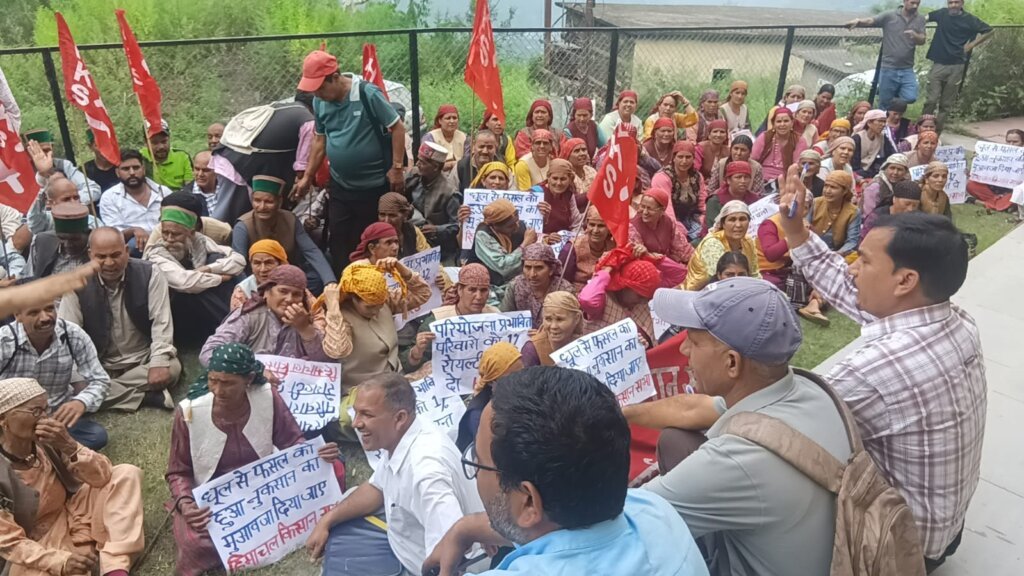 Kullu: 412 मेगावाट परियोजना प्रभावित किसानों का निरमंड में प्रदर्शन, लंबित रॉयल्टी और मुआवजे की मांग