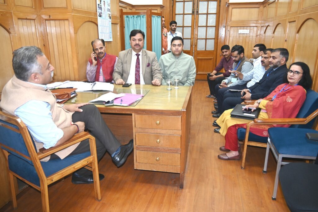 Shimla: सेब सीजन में रसोई गैस की कमी से लोगों को न हो परेशानी, अधिकारियों को सख्त निर्देश