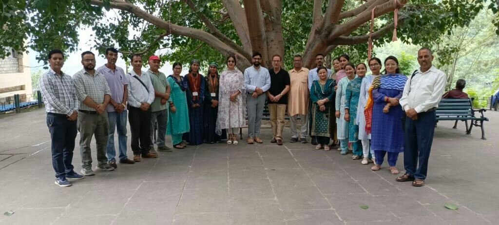 Rampur Bushahr: शिक्षक दिवस पर सेवा की अनूठी मिसाल, खनेरी अस्पताल में शिक्षकों ने परोसा लंगर