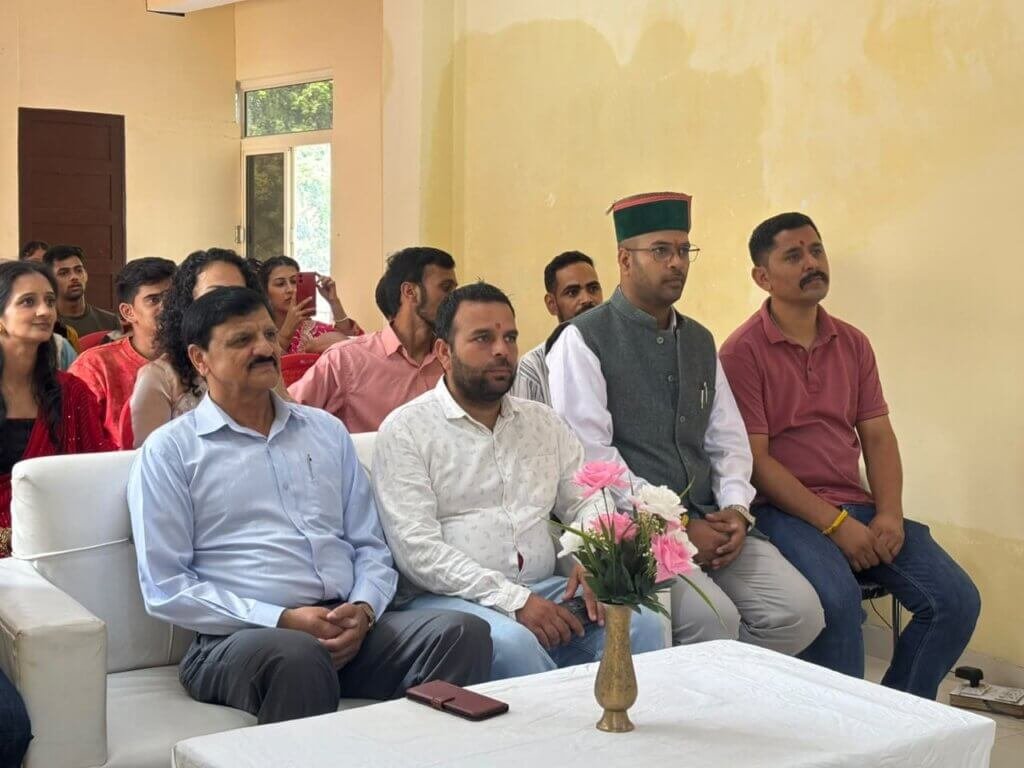 Rampur Bushahr: आर्यावर्त इंस्टीट्यूट रामपुर में धूमधाम से मनाया शिक्षक दिवस, रंगारंग प्रस्तुतियों ने बांधा समां